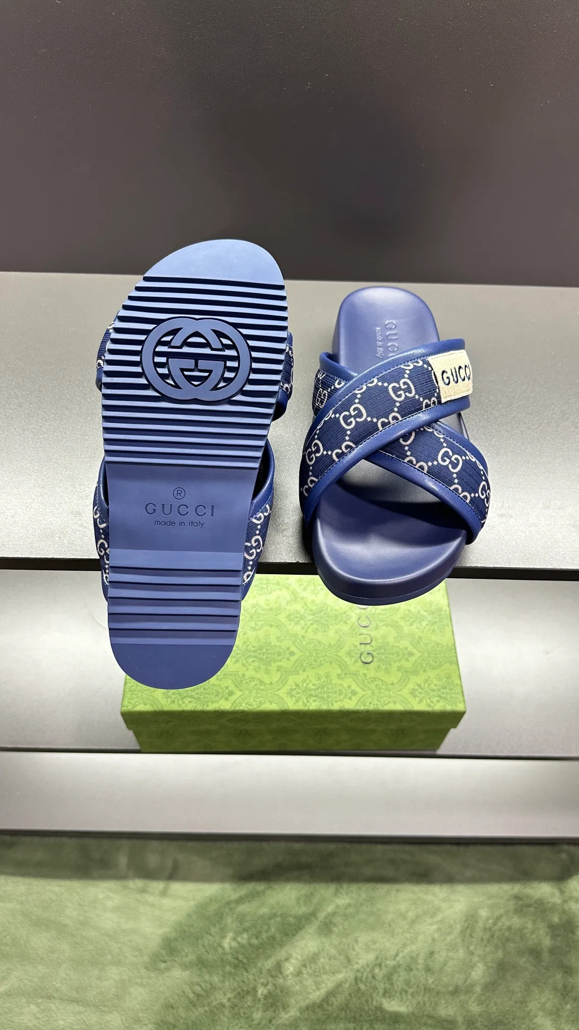 [G Family Couple Style] P: 300💰Female size 36~40 Men's size 39~45, (46. Custom-made Unisex GG slippers This slipper is made of GG polyester fiber and is decorated with a Gucci label on the front, adding a striking logo feel to the style. Beige GG recycled polyester fiber Unisex leather trim "Gucci Made in Italy" embroidered label Rubber sole Flat Made in Italy